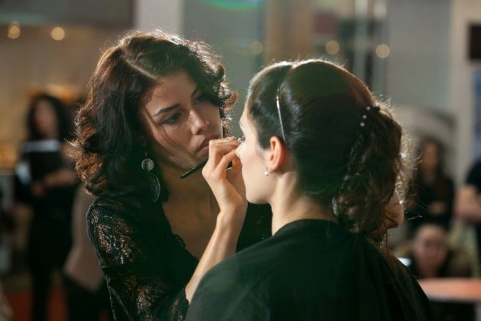 2-115 Konzentriert und in ihrem Element: Linda Schumacher beim Finale der 4. Newcomer Makeup Trophy. Bild zVg.