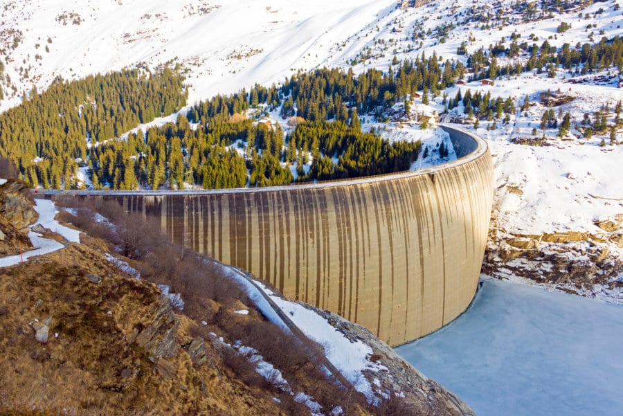 Durch die Nutzung von natürlichen Energiequellen und einer nachhaltigen Stromgewinnung können die schädlichen Emissionen verringert werden. Die Schweiz produziert rund die Hälfte des Stromes aus Wasserkraft. Bild: Fotolia, © djama