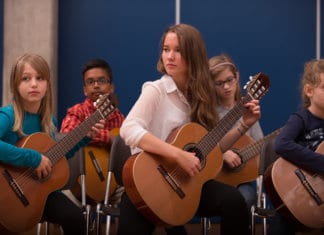 Die Musikschule Ebikon fördert auch sehr junge Gitarrentalente. Bild zVg.