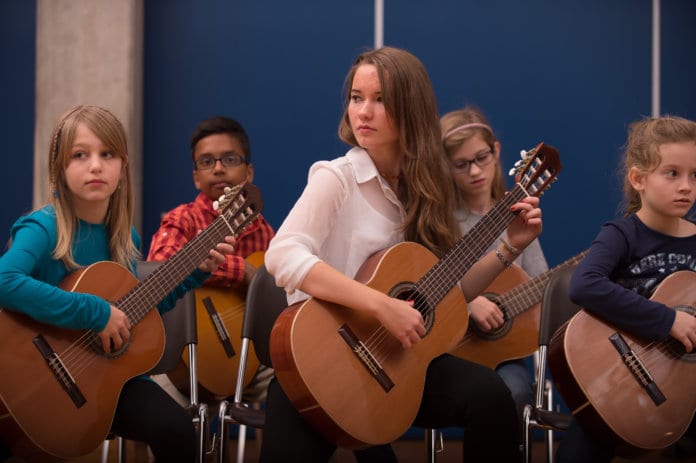 Die Musikschule Ebikon fördert auch sehr junge Gitarrentalente. Bild zVg.