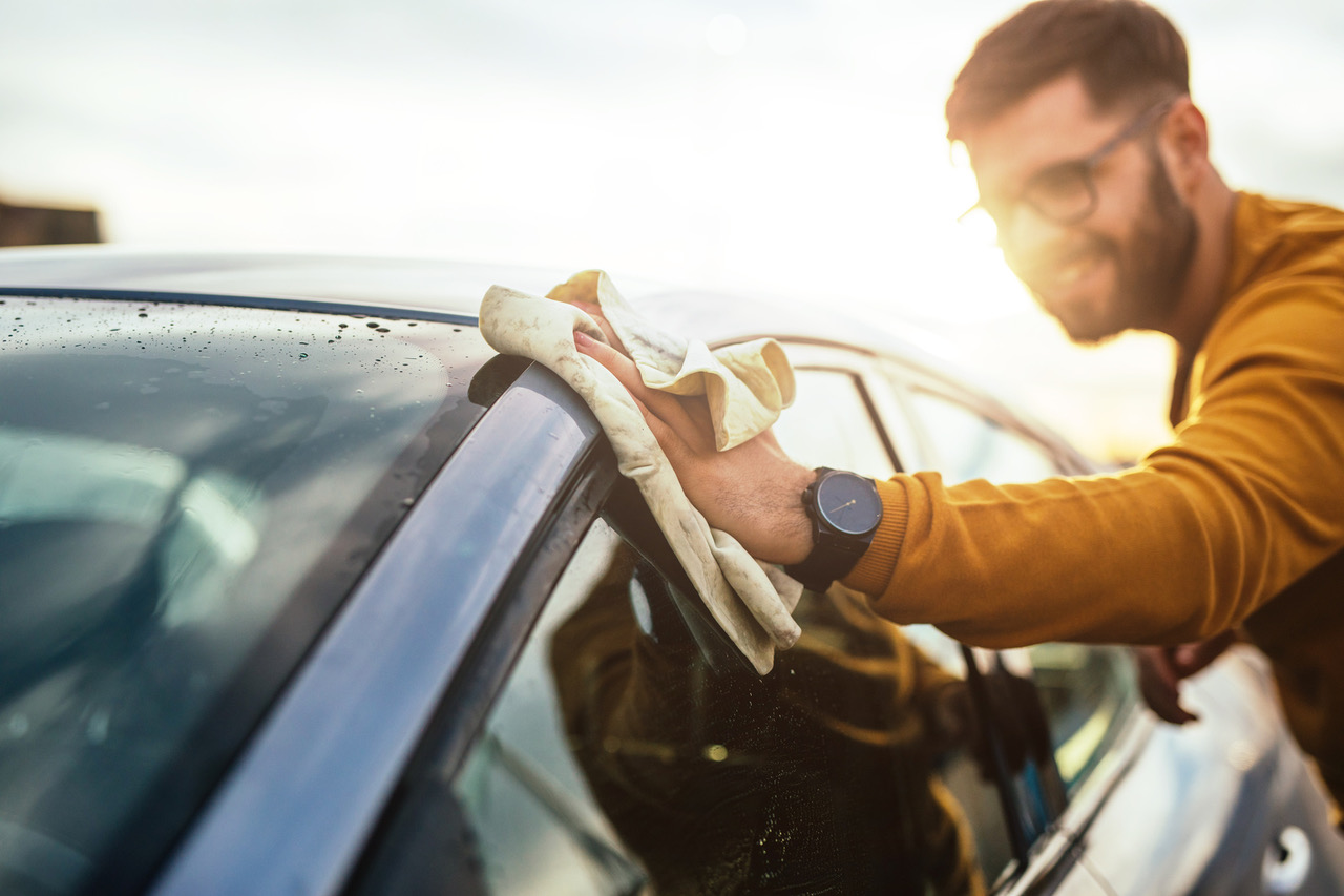 Eine gründliche Reinigung des Autos innen und aussen lohnt sich – nur so können Interessenten auch das Potenzial des Autos sehen und müssen es nicht hinter dreckigen Scheiben und dreckigen Fussmatten erahnen. Auch eine Politur kann helfen, das Auto aufzuwerten. Bild fotolia.de ©bernardbodo 