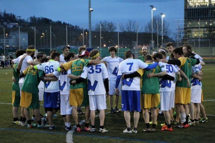 Ultimate Frisbee2 Zeichen des Fairplays – nach jedem Spiel finden sich die beiden Teams in einem Kreis zusammen und die beiden Team Captain heben die positiven Momente hervor. Bild zVg.