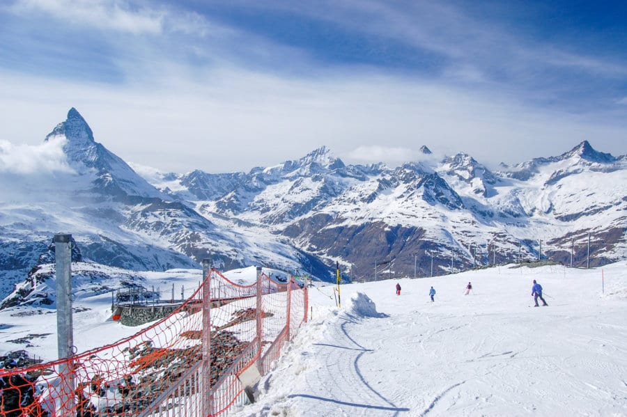 Gerade im Osterskiurlaub lohnt es sich, früh dran zu sein: Hier warten dann zwar nicht so viele Menschen, wie in den Weihnachtsferien auf den Lift, der Schnee wird allerdings früher sulzig – das macht die Abfahrt anstrengender und beendet den Skitag oftmals früher als geplant. fotolia.de ©luisawhr #250333338