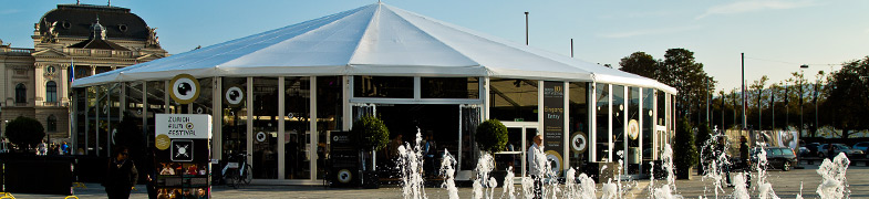 Ein Octagonalzelt der India Zelt & Event AG auf dem Zürcher Sechseläutenplatz. Bild www.indiazelt.ch