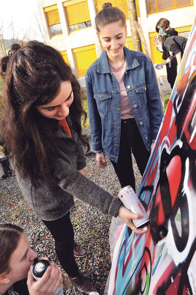 Klassenlehrerin Zeynep Araz (links) arbeitet zusammen mit Schülerinnen und Schülern die Motive für die Unterführung Weichlen aus. Bilder zVg.