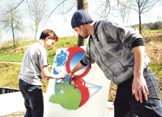 Ezra Pirk (rechts) führte die Oberstufenschüler während insgesamt zwei Tagen in die Graffitikunst ein. Bis Mitte Mai sprayen die Schüler die Unterführung Weichlen.