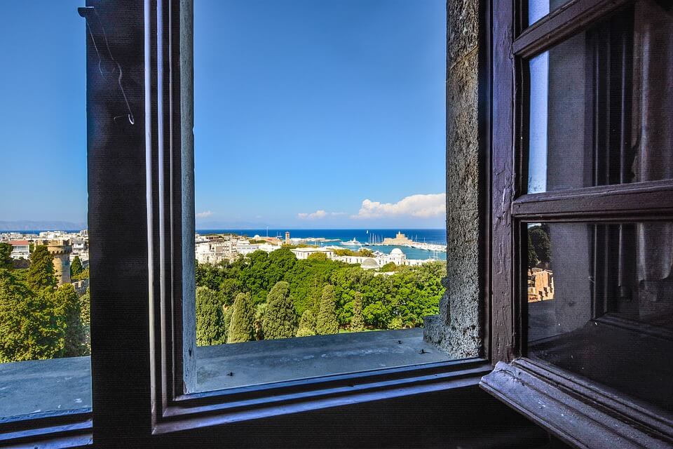 Zwischendurch das Fenster öffnen und den Blick in die Ferne schweifen lassen beugt trockenen Augen vor. Bild Pixabay kirkandmimi