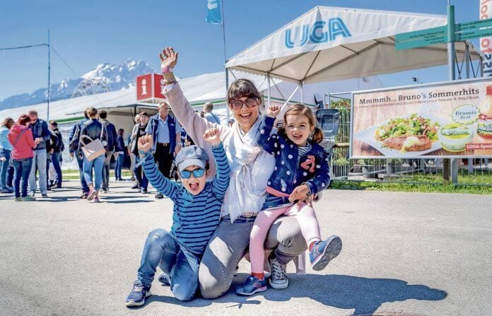 19-34-Luga-2017-Abschluss-Bild-Familie-zvg