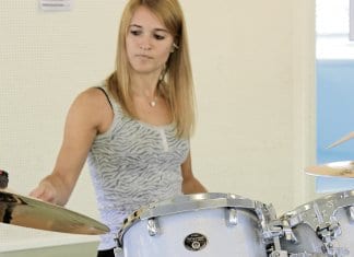 Carmen Lang – singende Schlagzeugerin aus Ebikon