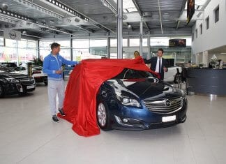 Andzejs Mitkewics und Toni Müller enthüllen feierlich den gesponserten Opel.