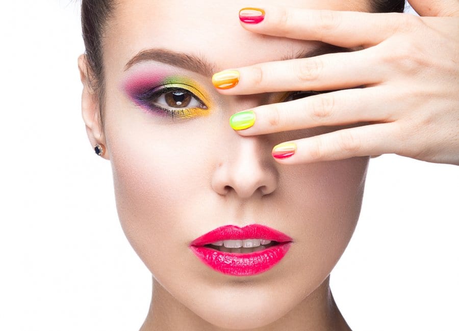 Haare, Lidschatten, Nagellack – der Farbtrend lässt sich überall anwenden. Bild: Fotolia, © bykobrinphoto