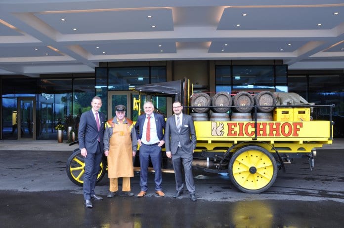 Robert Herr General Manager Bürgenstock Resort, Ruedi Leupi Fahrer Eichhof, Erik Hamel Managing Director HEINEKEN Switzerland /Eichhof und Dominique Stalder F&B Manager Bürgenstock Resort bei der Übergabe des Geschenkes (v.l.n.r.)