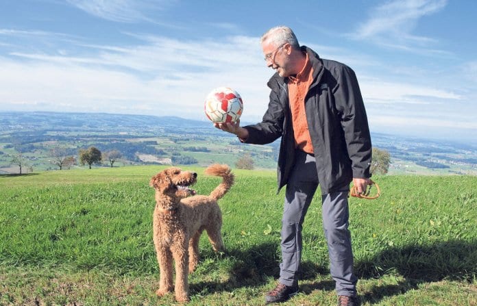 43-13-Peter_Schaerli_Spitex_Praesident_mit_Hund_Emmi_1