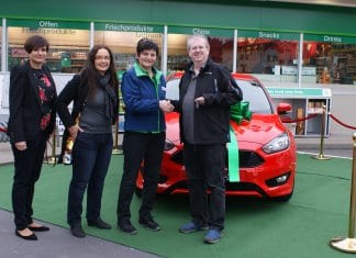 Offizielle Schlüsselübergabe – von rechts: Gewinner Patrick Bourquin, Tankstellenpächterin Nexhihate Hoxha sowie Corinne Ulmann und Seraina Tschiemer von BP (Switzerland).