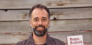 Der Autor Stefan Kämpfen präsentiert seinen Roman »Machos, Macheten & Mojitos«