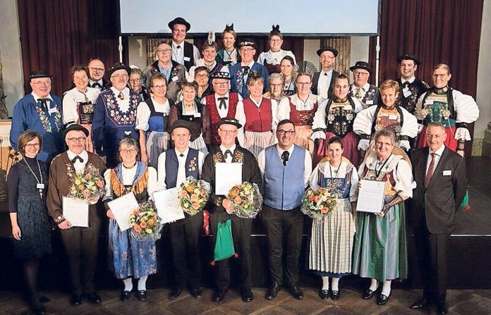 04-12-05-Trachten-Gruppenfoto