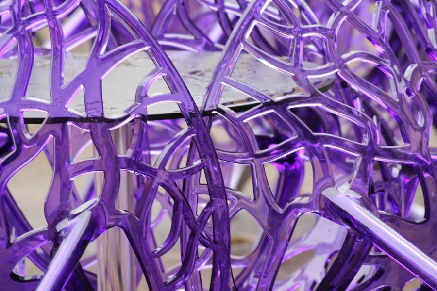 Mit der Trendfarbe Violett werden im Innenbereich kunstvolle Akzente gesetzt.