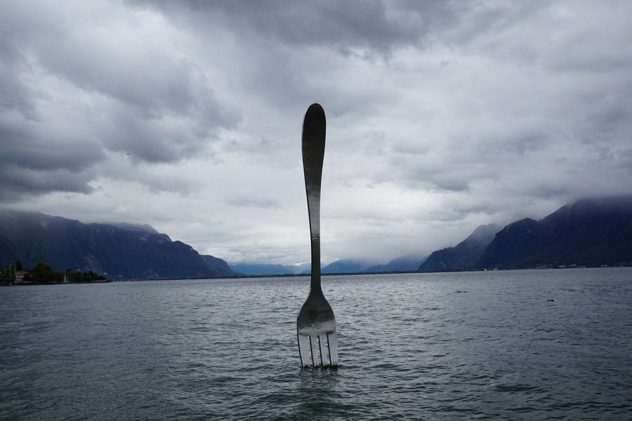Darf es ein Bissen mehr Kunst sein? Die größte Gabel der Welt steckt im Genfer See. (Eine Installation von Jean-Pierre Zaugg)