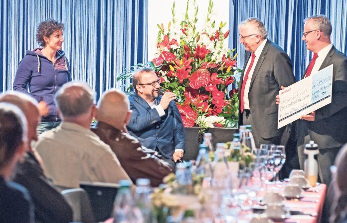 16-51-Raiffeisen-Luzern-GV-2018-Anerkennungspreis-zvg