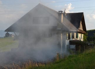 Im Einsatz standen 35 Angehörige der Feuerwehren Udligenswil, Adligenswil und Küssnacht. (Bild Luzerner Polizei)