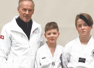 Zwei neue Nachwuchs Schwarzgurtträger