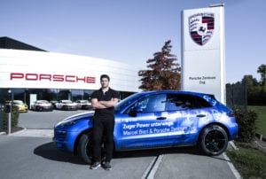 Marcel Bieri vor dem Porsche Zentrum Zug in Rotkreuz mit seinem Macan S Diesel – natürlich in passendem Zuger Blau.