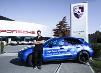 Marcel Bieri vor dem Porsche Zentrum Zug in Rotkreuz mit seinem Macan S Diesel – natürlich in passendem Zuger Blau.