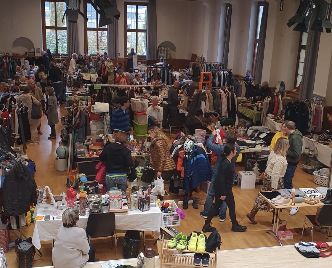 Flohmarkt im Warmen in Root