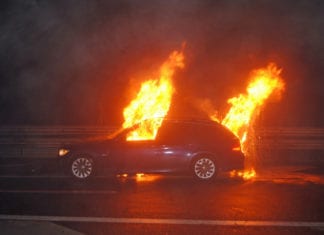 Auto gerät auf der Autobahn in Brand