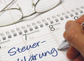 Fachkräfte unterstützen Menschen im AHV-Alter bei der Steuererklärung