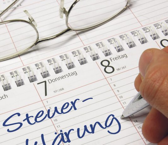 Fachkräfte unterstützen Menschen im AHV-Alter bei der Steuererklärung